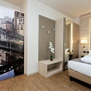 Camera tripla premium